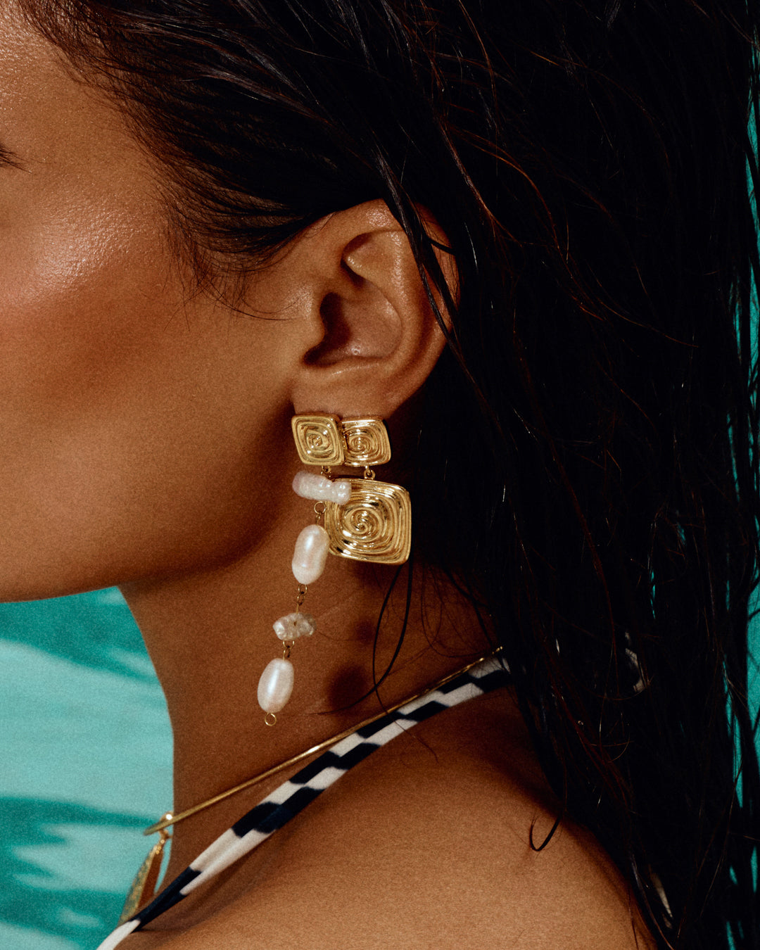 Boucles d'oreilles « Seychelles » LUV AJ portées