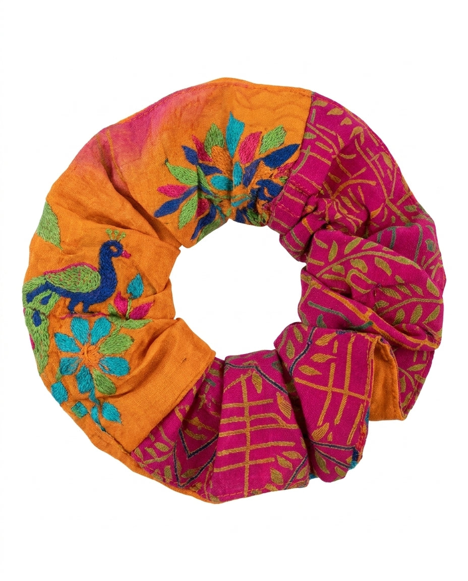 Chouchou Cofur en soie de sari upcyclée, broderie main paon et fleurs sur orange et fuchsia