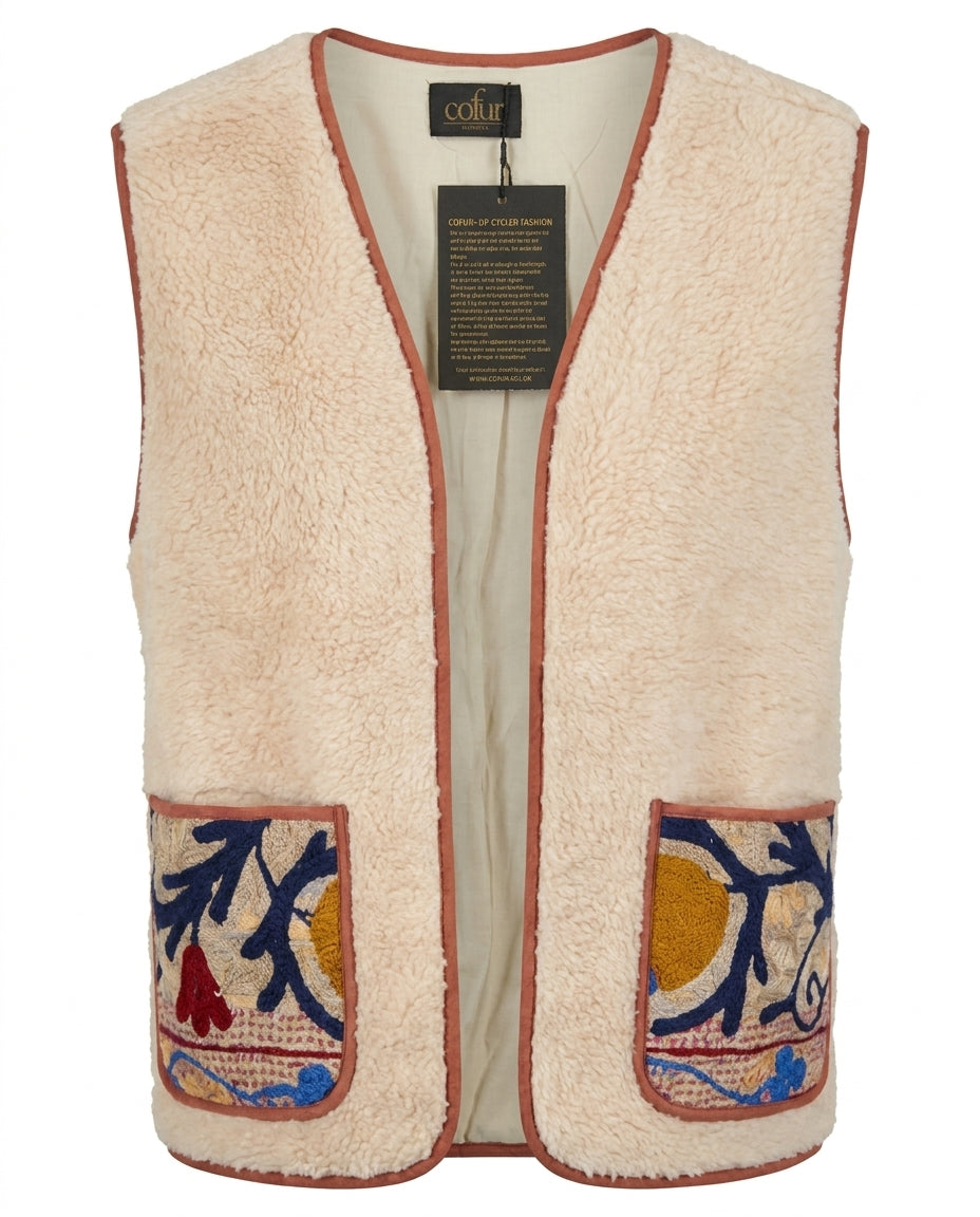 Gilet Cofur en sherpa écru à biais terracotta, poches en broderie de sari bleu nuit et ocre, vue de face