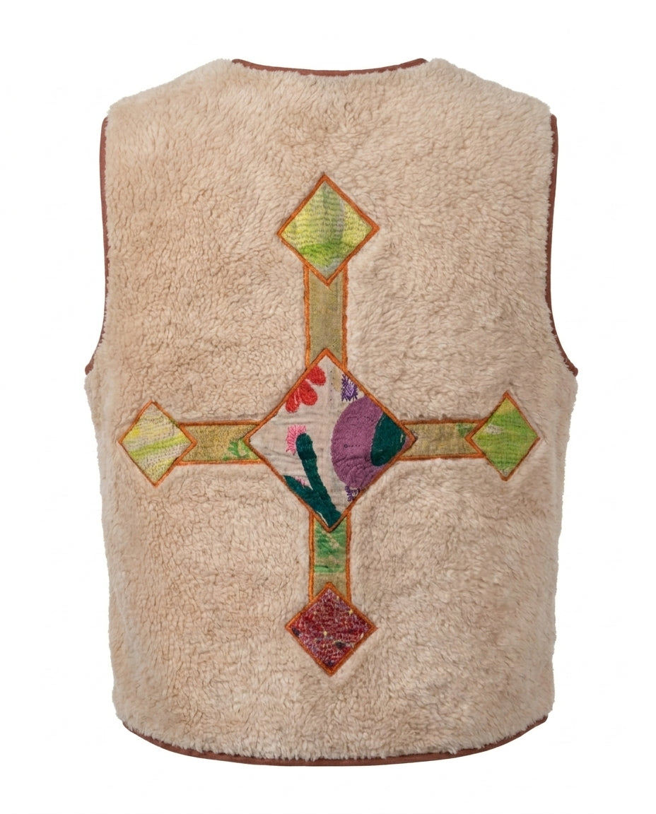 Dos du gilet Cofur écru, croix appliquée à bras vert olive et médaillon aubergine