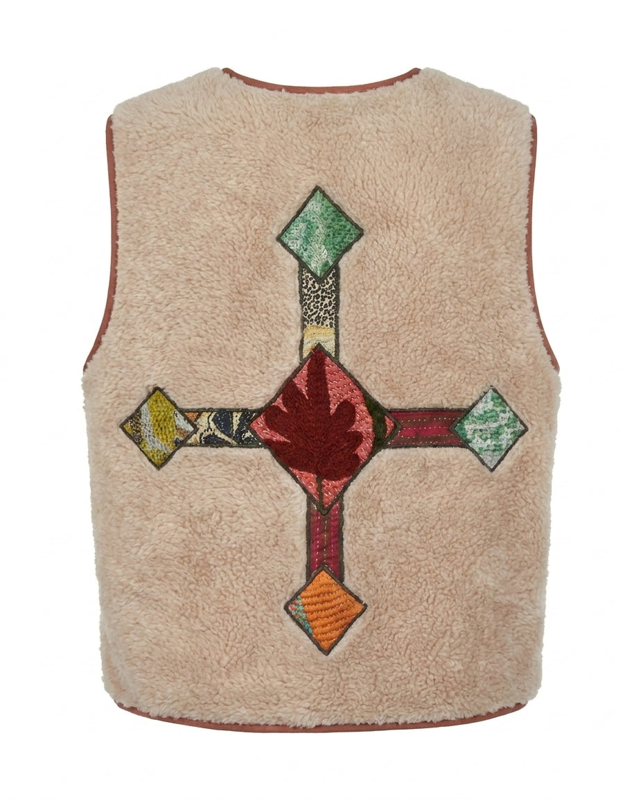 Dos du gilet Cofur rose poudré, croix appliquée à cœur rouge profond sur losange corail