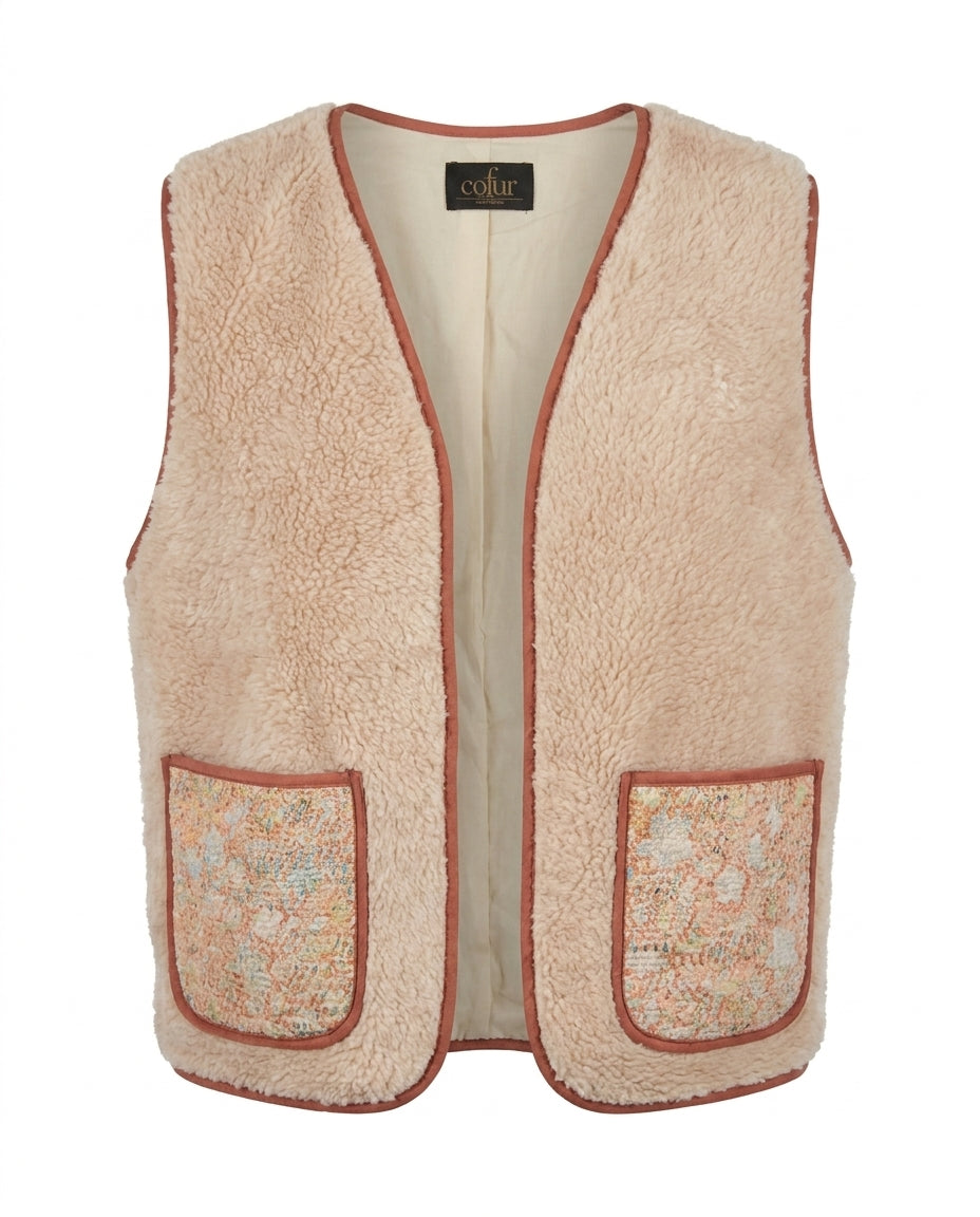 Gilet Cofur en sherpa rose poudré à biais terracotta, poches en kantha délavé pêche et bleu, vue de face