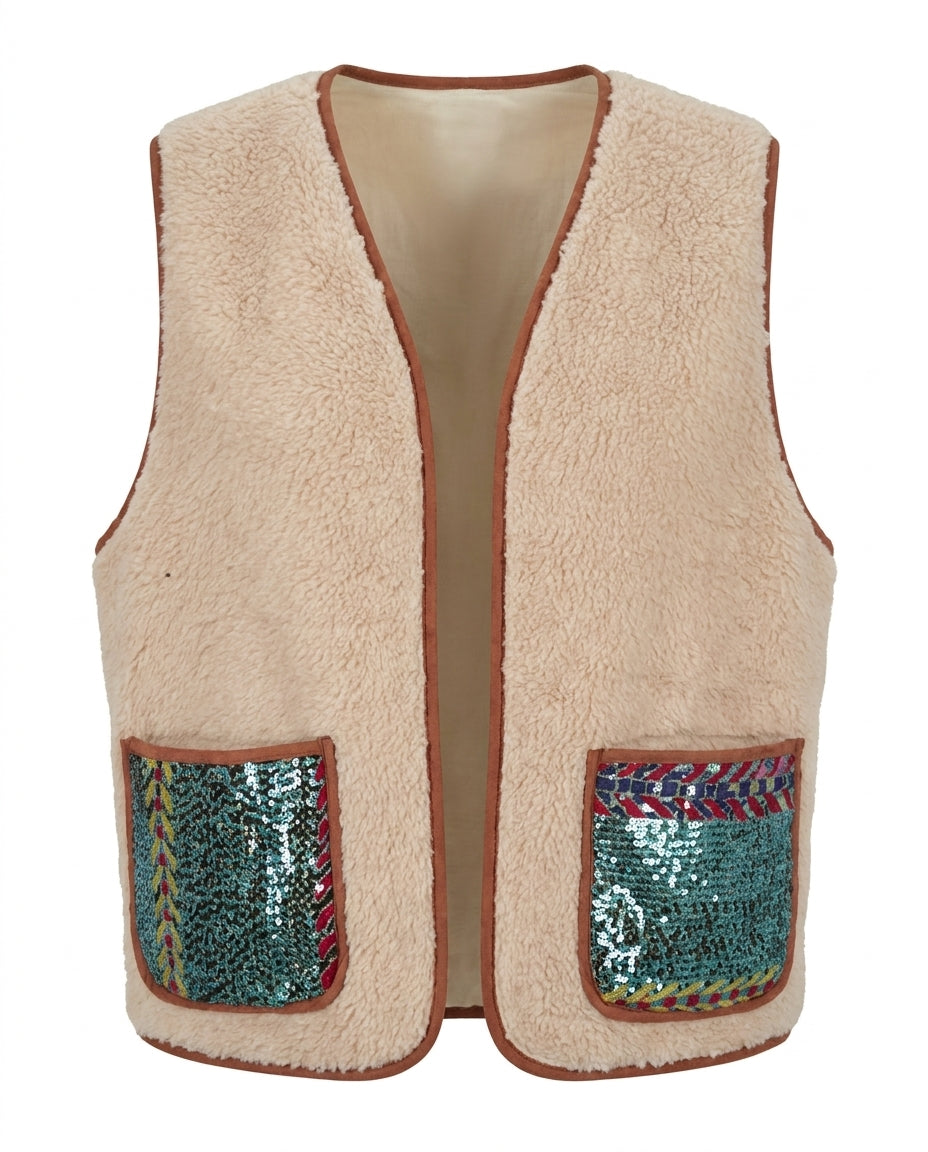 Gilet Cofur en sherpa écru à biais terracotta, poches à sequins vert émeraude et tresse kantha rouge et bleu, vue de face