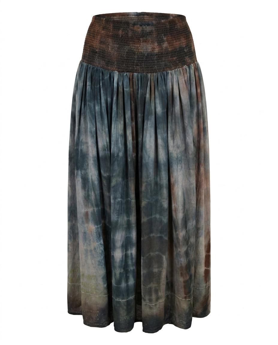 Jupe longue Cofur « Vienna » en soie de sari upcyclée, tie and dye bleu orage et brun, large ceinture froncée smockée