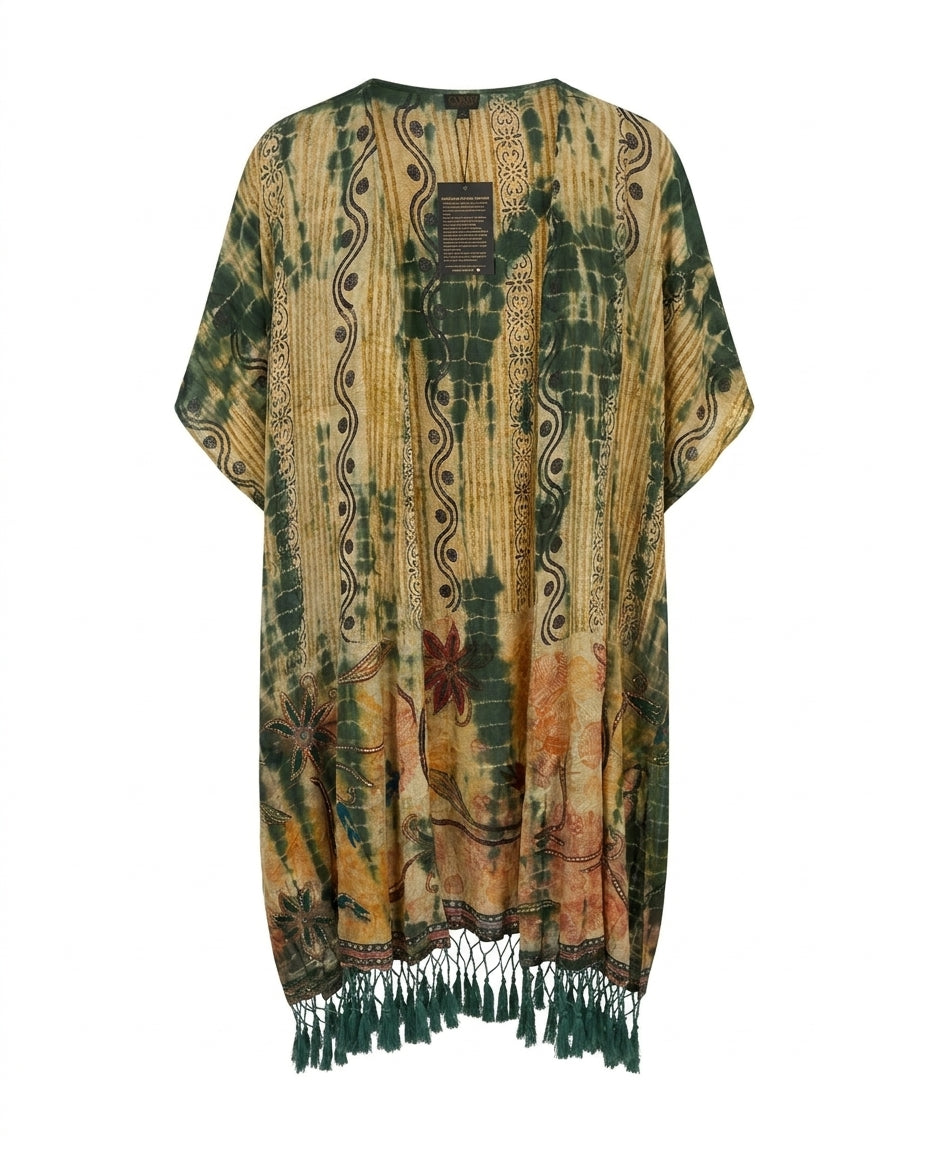 Kimono Cofur en soie de sari upcyclée, tie and dye sable et vert sapin, bordures imprimées à la planche et panneau fleuri, frange macramé à pompons vert olive