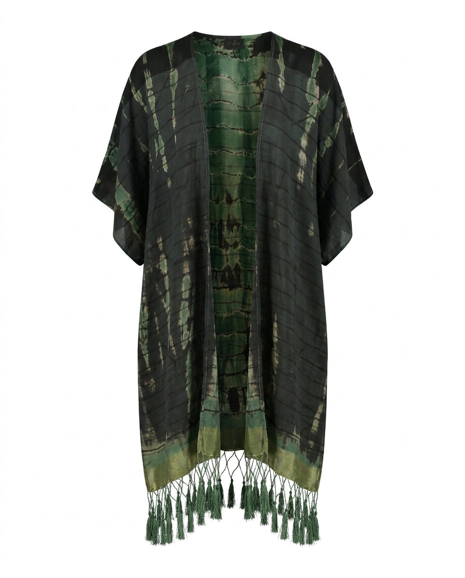 Kimono Cofur en soie de sari upcyclée, tie and dye vert sapin et noir à striures verticales, bande lamée or au bas, frange macramé à pompons