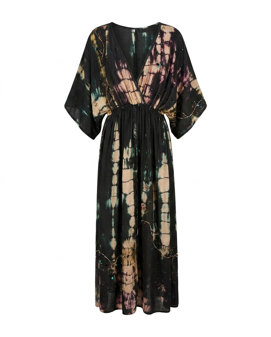 Robe portefeuille Cofur « Bali » en soie tie and dye noire à échappées crème, vert d'eau et prune, volutes de perles et de paillettes cousues main