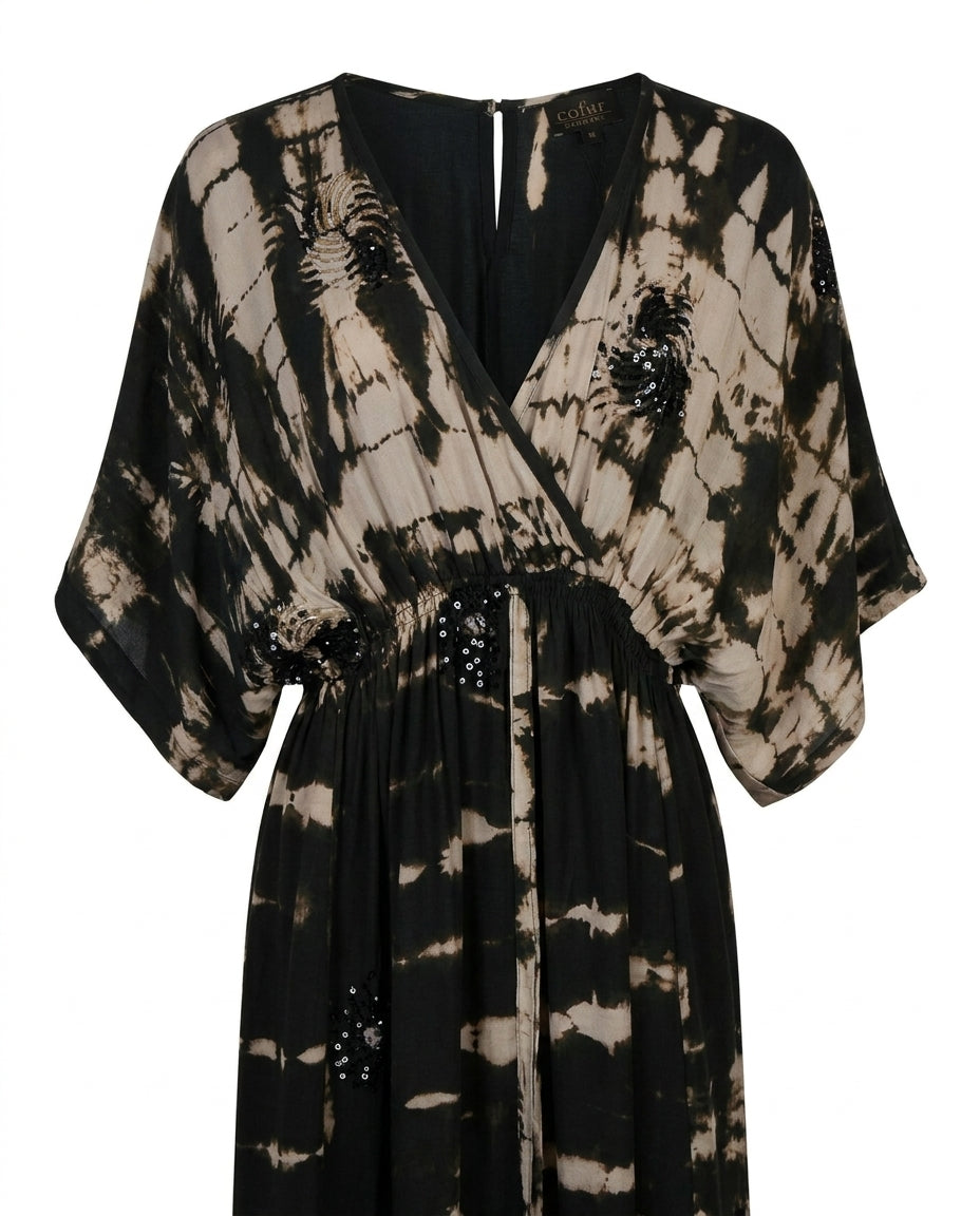 Détail des motifs en sequins dorés, noirs et argentés brodés sur le buste et la taille smockée de la robe Cofur « Bali » noir et taupe