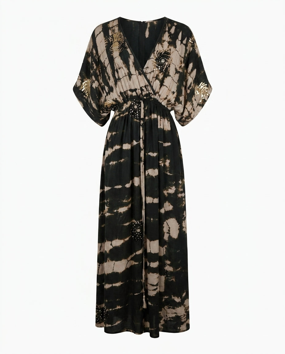 Robe portefeuille Cofur « Bali » en soie tie and dye noir et taupe, grands motifs en sequins dorés et noirs brodés main, taille smockée