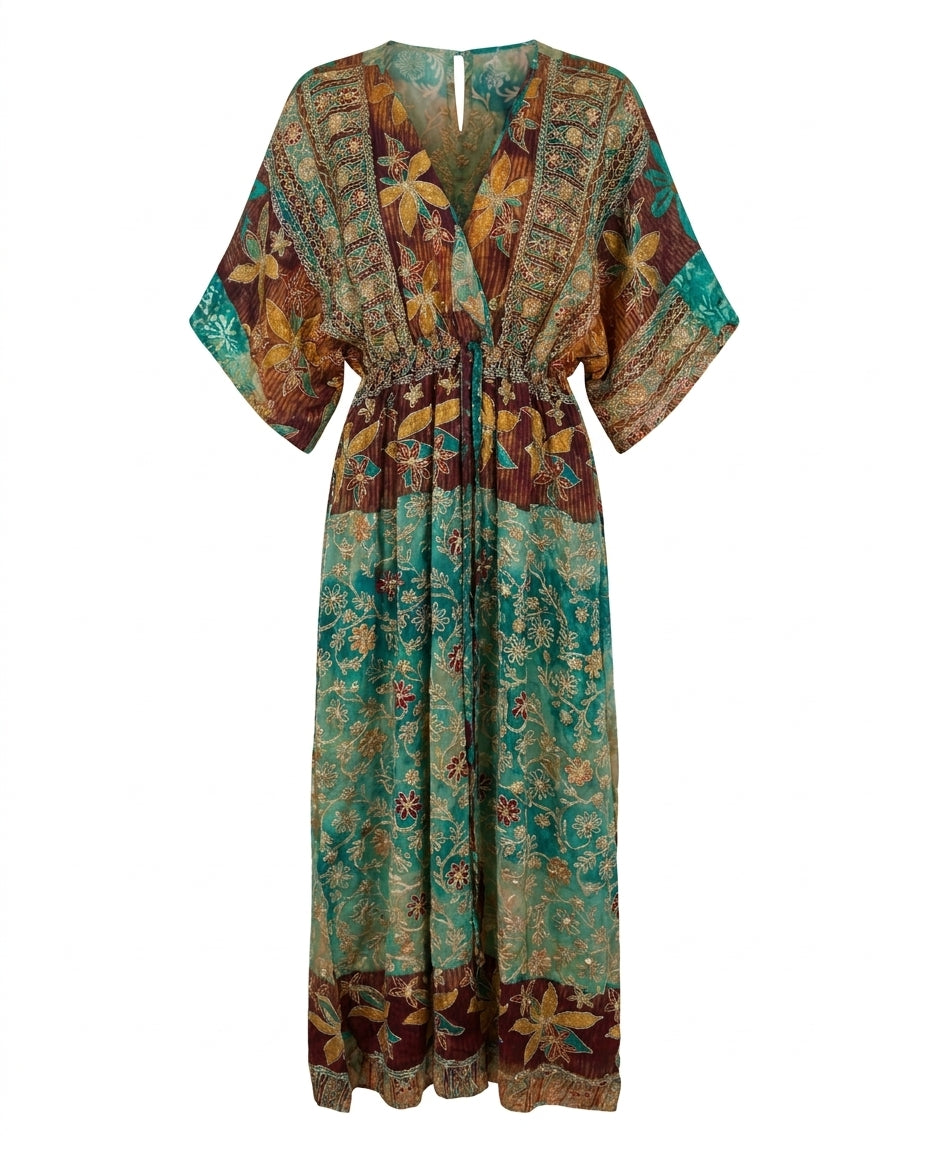 Robe portefeuille Cofur « Bali » en soie vert d'eau, entièrement brodée de paisleys en sequins dorés
