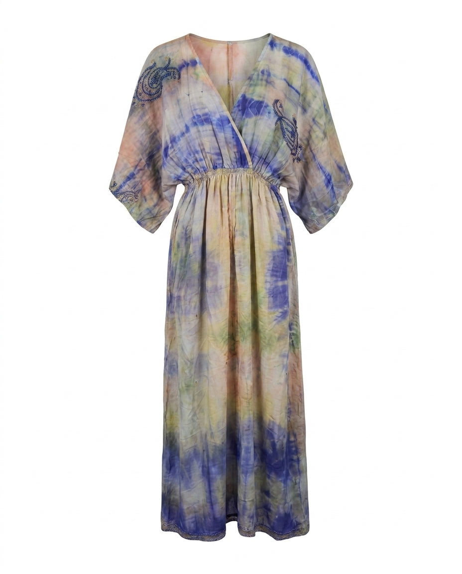 Robe portefeuille Cofur « Bali » en soie, tie and dye bleuet et pêche, paisleys perlés aux épaules, manches kimono