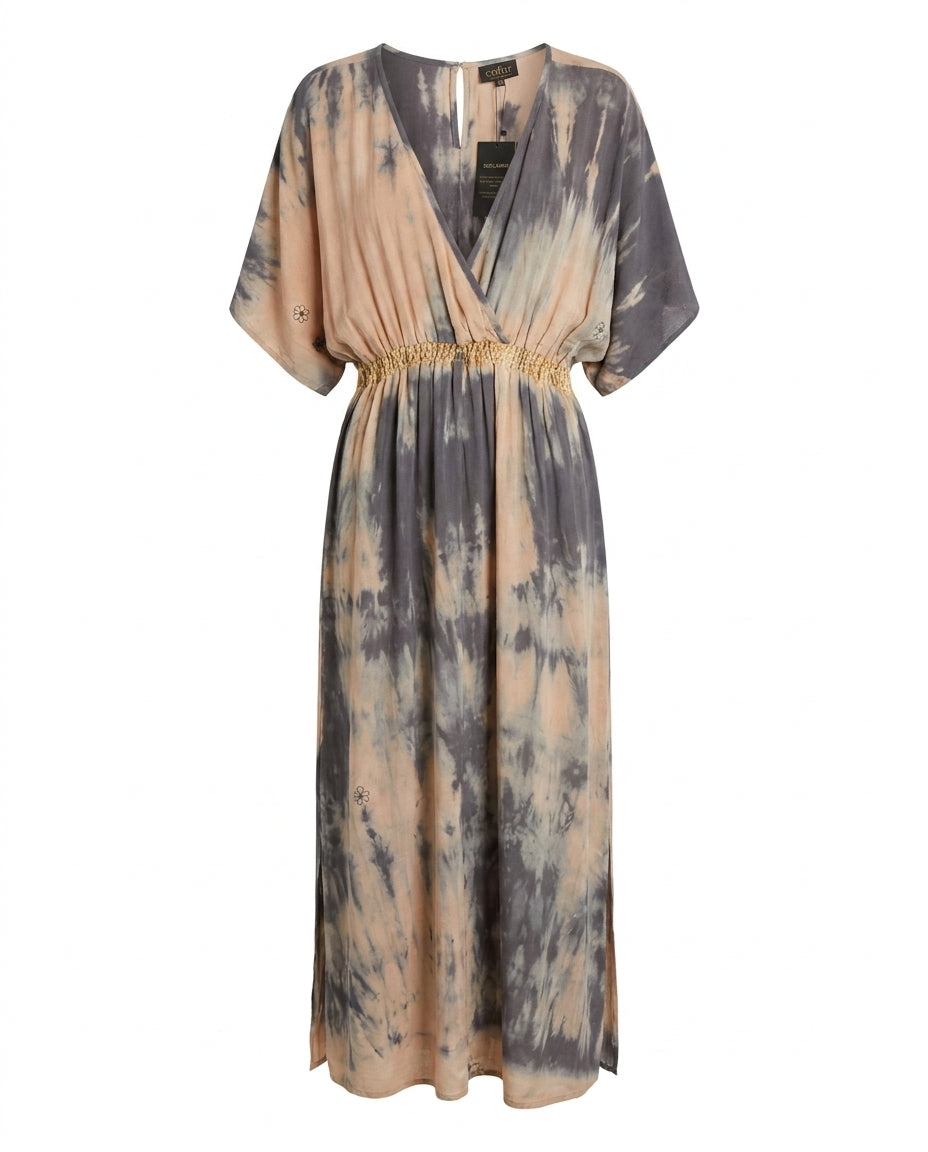 Robe portefeuille Cofur « Bali » en soie tie and dye gris orage et pêche, large bande smockée au fil doré à la taille, manches kimono
