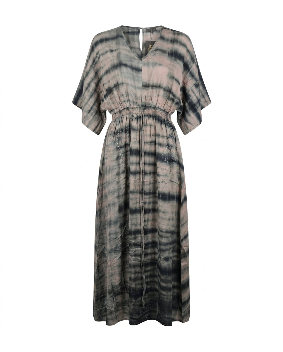 Robe kaftan Cofur « Lombock » en soie teinte à la main, larges ondes anthracite et rose poudré, taille smockée à cordon et manches kimono