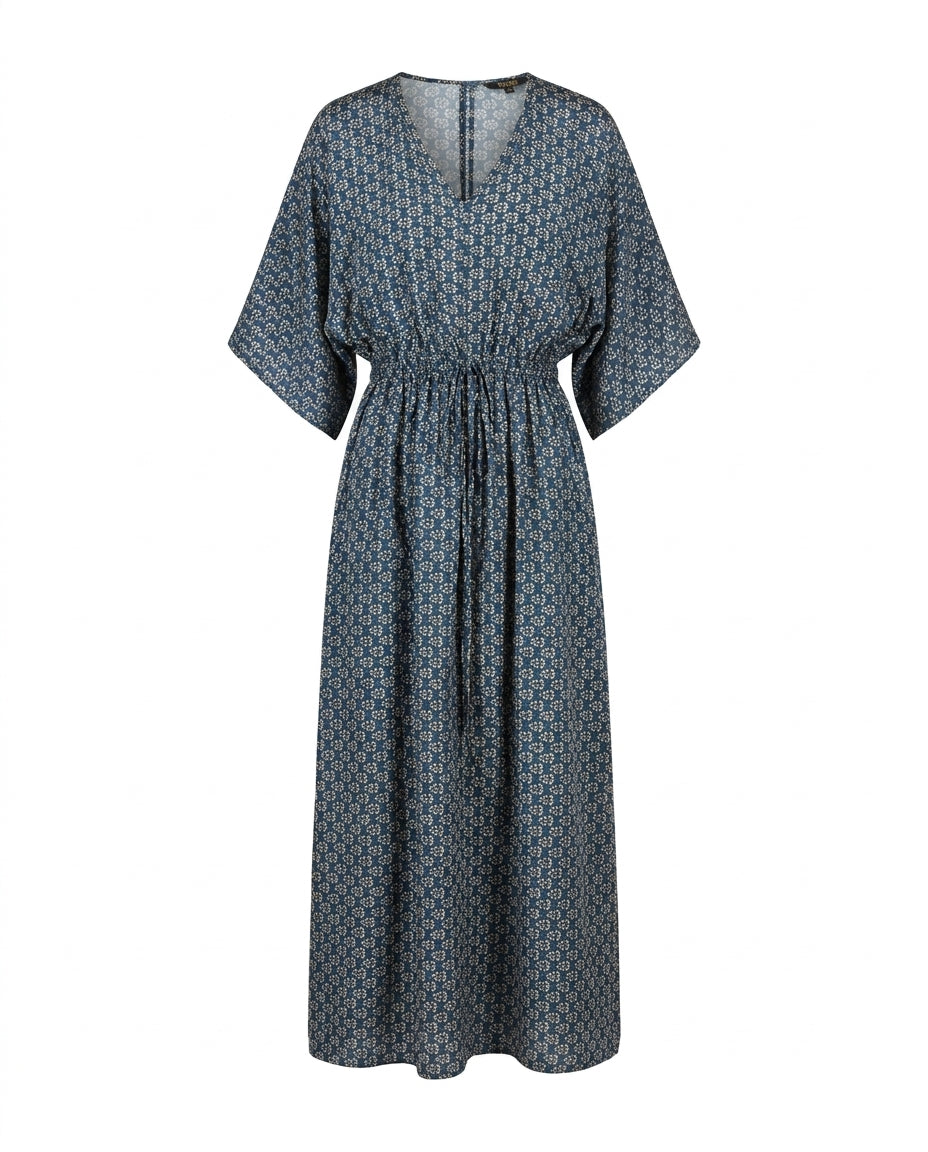 Robe kaftan Cofur « Lombock » en soie indigo semée de petites fleurs écru imprimées à la planche, taille smockée à cordon et manches kimono