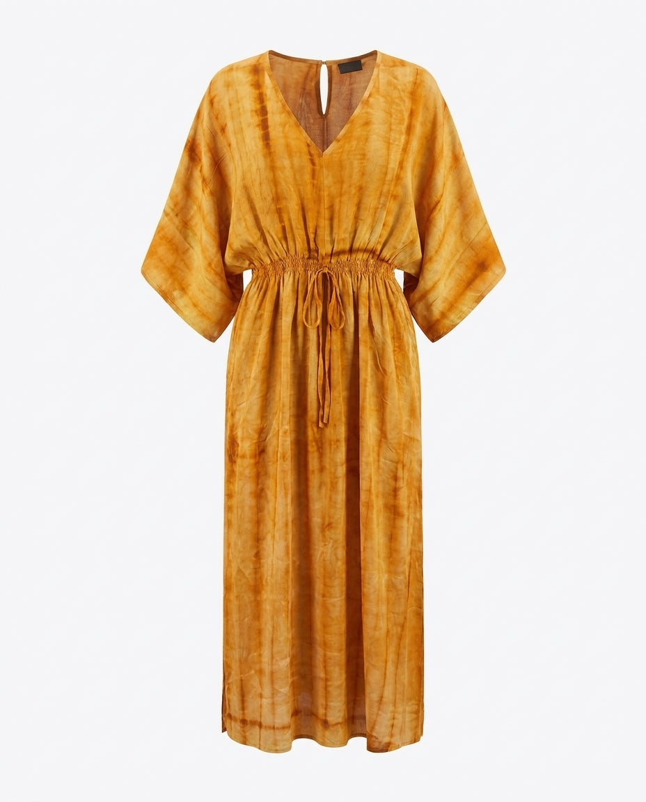 Robe kaftan Cofur « Lombock » en soie teinte à la main, dégradé safran et ambre à stries verticales, taille smockée à cordon et manches kimono