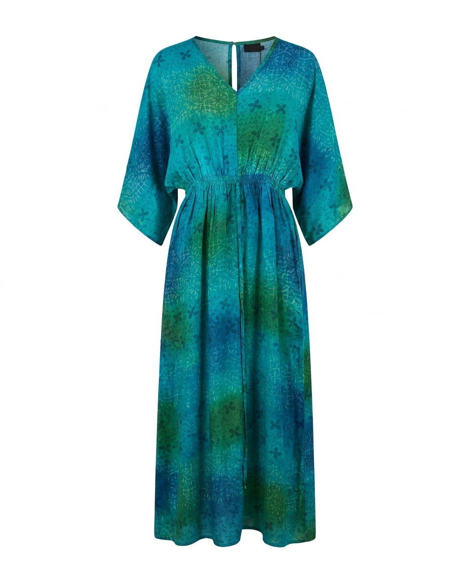 Robe kaftan Cofur « Lombock » en soie batik turquoise et vert à motifs de papillons et de fleurs, taille smockée à cordon et manches kimono