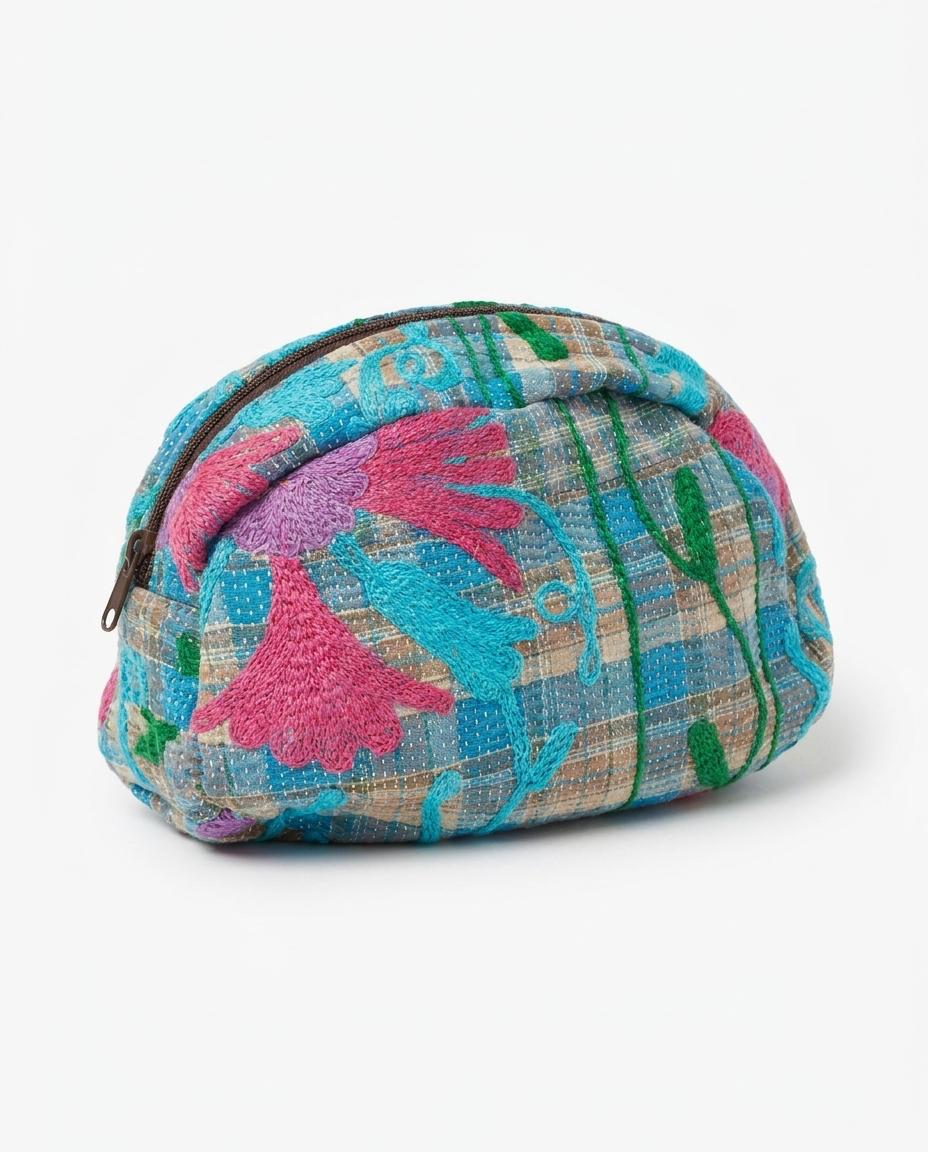 Trousse de toilette Cofur en sari ancien à damier bleu, brodée main de fleurs fuchsia, rose et parme sur tiges vertes