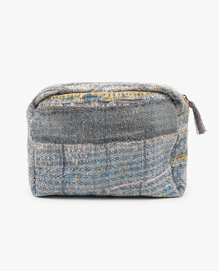 Trousse de toilette Cofur en soie de sari upcyclée, bleus délavés et gris fumée, piqûre kantha jaune et pompon à la fermeture