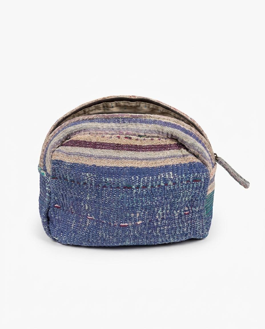 Trousse de toilette Cofur en soie de sari upcyclée indigo, piqûre kantha serrée et bandes beige, bordeaux et parme