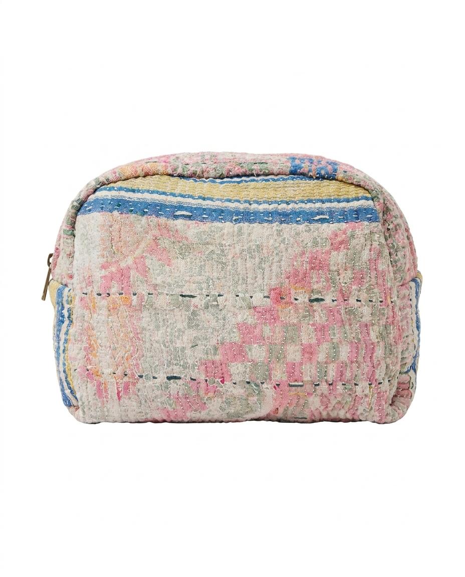 Trousse de toilette Cofur en soie de sari upcyclée, fond ivoire et vert d'eau à motifs rose pâle, bandes jaune et bleue, piqûre kantha faite main