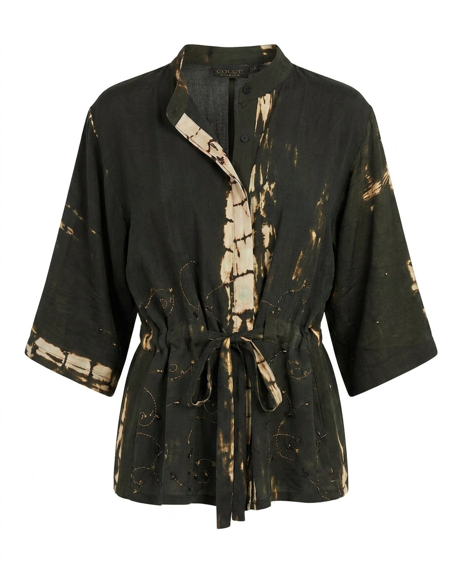 Veste-chemise Cofur « New Yorker » en soie kaki foncé décolorée à la main, arabesques perlées de fil doré, col officier et cordon à la taille