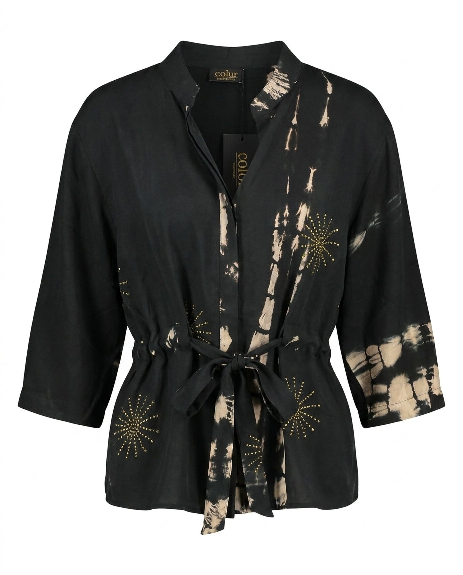 Veste-chemise Cofur « New Yorker » en soie noire décolorée à la main en bandes écru, soleils perlés de fil doré, ceinture à nouer