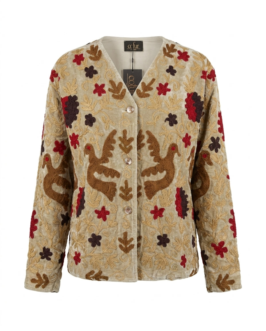 Veste en velours sable Cofur, brodée main de colombes brunes, fleurs rouges et prune et volutes dorées, col V et boutonnage nacré