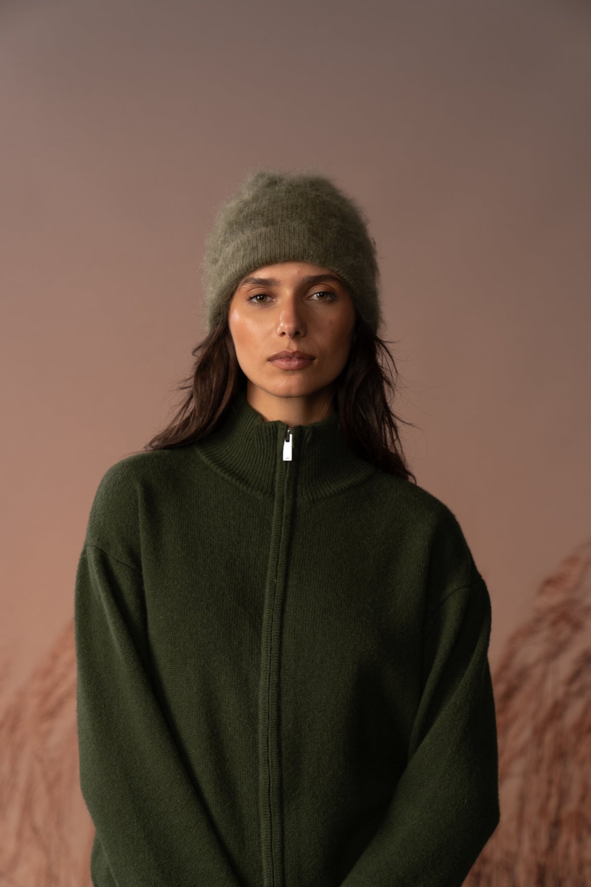 Bonnet brossé Byron COLORUSH en coloris Kiwi, portrait de face, regard droit