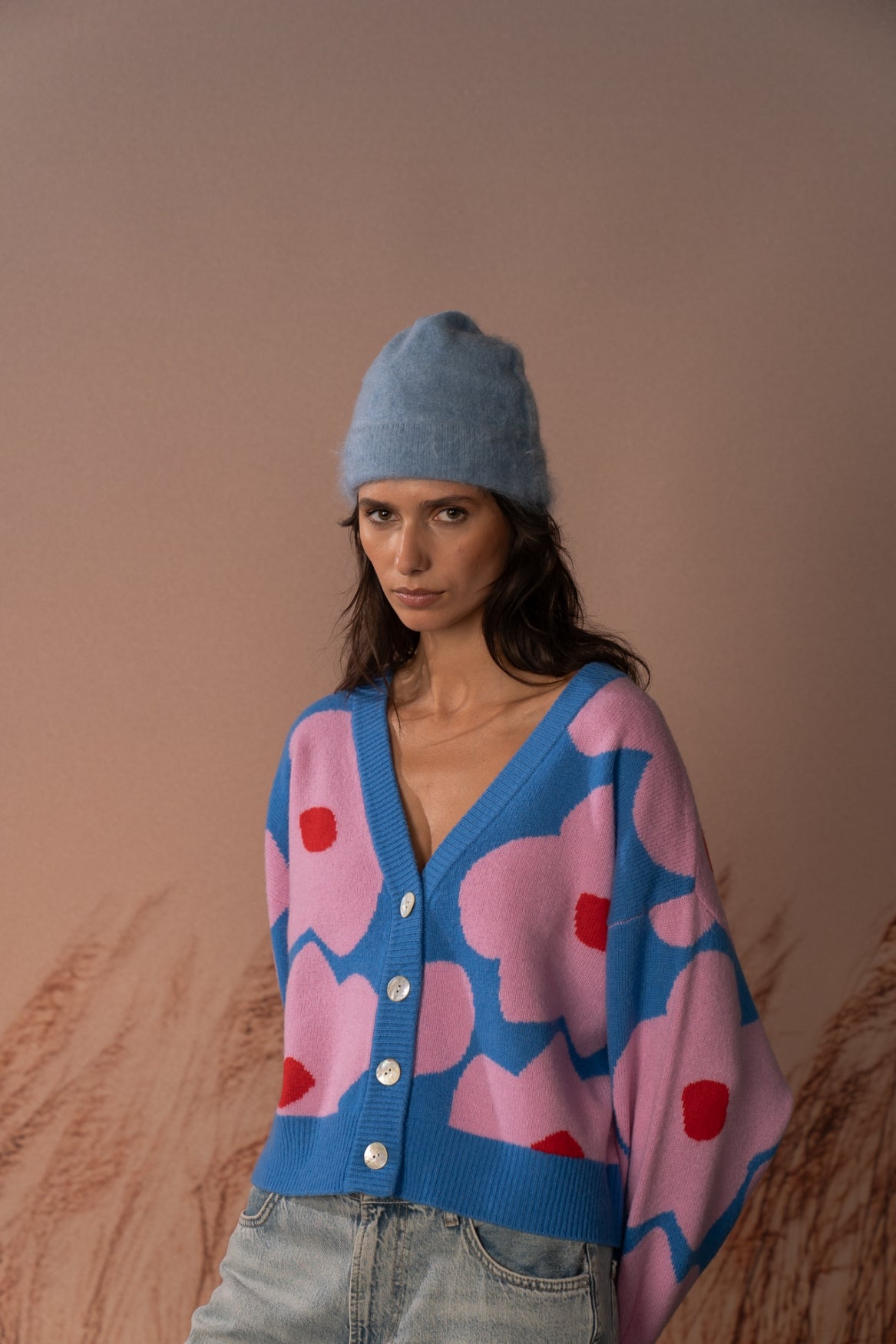 Bonnet brossé Byron COLORUSH en coloris Stonewash, porté de face avec un cardigan rose et bleu