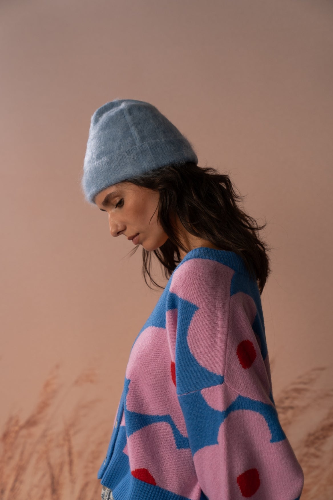 Bonnet brossé Byron COLORUSH en coloris Stonewash, tête inclinée, vu de trois quarts