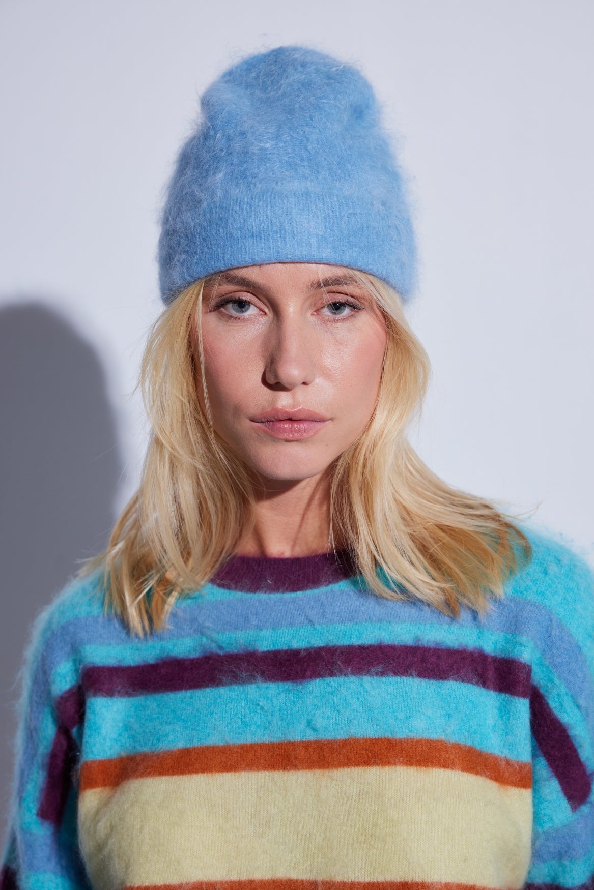 Bonnet brossé Byron COLORUSH en coloris Stonewash, porté avec un pull à rayures multicolores