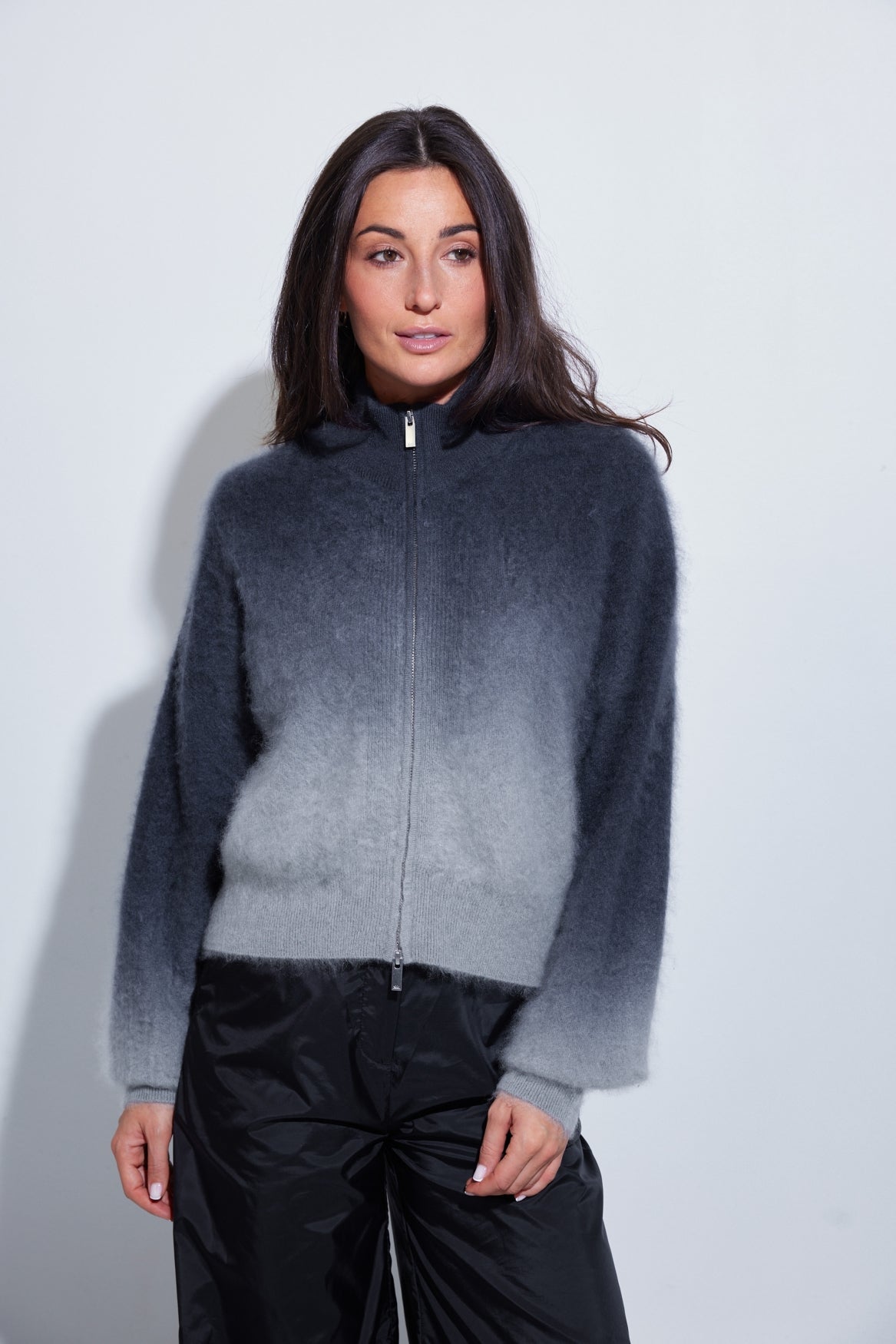 Veste COLORUSH Dip Toto en coloris Shadow Fade, portée de face, fermeture zippée, dégradé de gris
