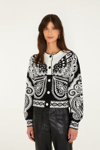 Cardigan court en maille FARM Rio noir et blanc à motif arabesque papillon, boutons crochet – vue de face