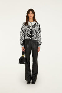 Cardigan court en maille FARM Rio noir et blanc avec pantalon noir et sac à main – look complet