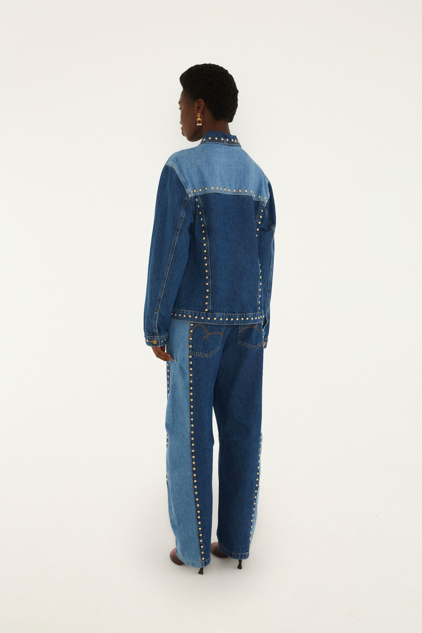 Pantalon en denim bleu FARM Rio à clous métal dorés le long des coutures latérales, coupe droite — vue 3