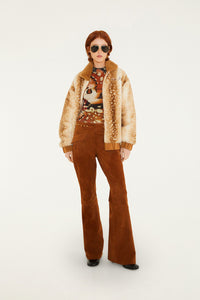 Doudoune réversible FARM Rio imprimé faon avec pantalon évasé marron et lunettes de soleil – look complet