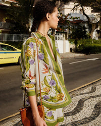 Chemise FARM Rio à imprimé botanique tropical vert, boutonnage devant, vue de côté