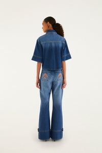 Jean flare FARM Rio en denim brodé d'oiseaux de porcelaine aux poches arrière, détail de l'imprimé