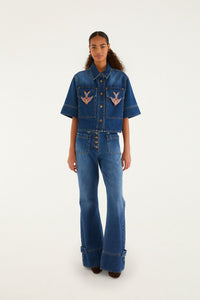 Jean flare FARM Rio en denim brodé d'oiseaux de porcelaine aux poches arrière, vue de face