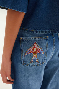 Jean flare FARM Rio en denim brodé d'oiseaux de porcelaine aux poches arrière, porté