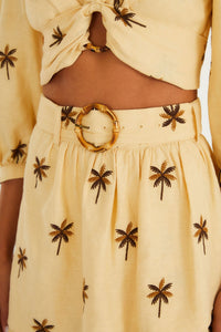 Jupe mi-longue FARM Rio en lin et viscose sable, broderie d'arbres, volants et boucle en bambou, porté