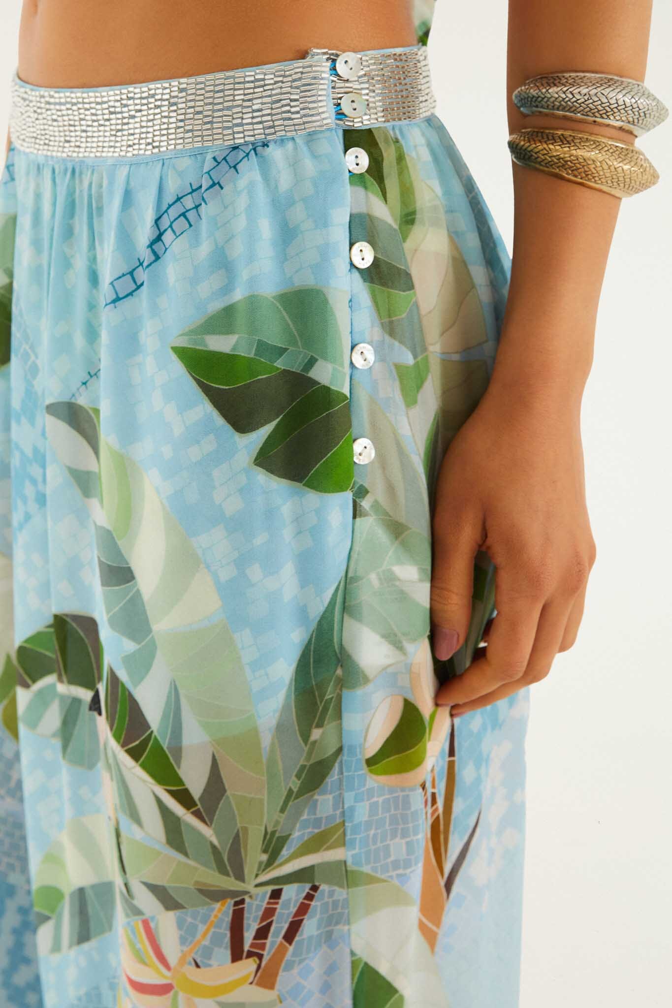 Pantalon ballon FARM Rio en viscose bleue Mosaic Rio, boutons sur le côté et broderies, porté