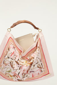 Petit sac foulard FARM Rio en satin rose à imprimé chevaux Equestrian avec anse en bois en forme de feuille, détail de l'imprimé