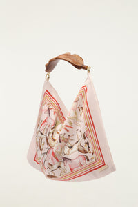 Petit sac foulard FARM Rio en satin rose à imprimé chevaux Equestrian avec anse en bois en forme de feuille, vue de dos