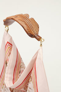Petit sac foulard FARM Rio en satin rose à imprimé chevaux Equestrian avec anse en bois en forme de feuille, porté