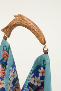 Petit sac foulard FARM Rio en satin multicolore Garden of Life avec anse en bois en forme de feuille, détail de l'imprimé