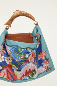 Petit sac foulard FARM Rio en satin multicolore Garden of Life avec anse en bois en forme de feuille, porté