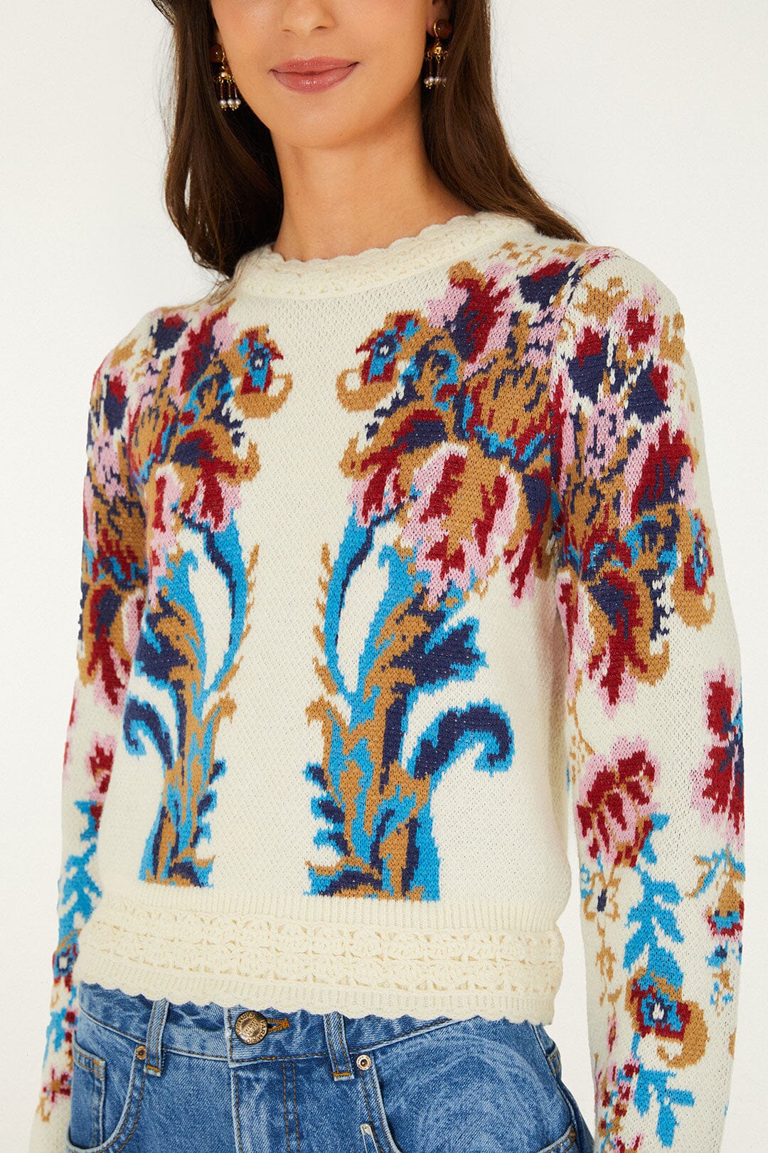 Pull court en maille FARM Rio écru, motif arabesque aux tons bijoux sur le buste – détail du motif