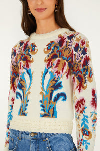Pull court en maille FARM Rio écru, motif arabesque aux tons bijoux sur le buste – détail du motif