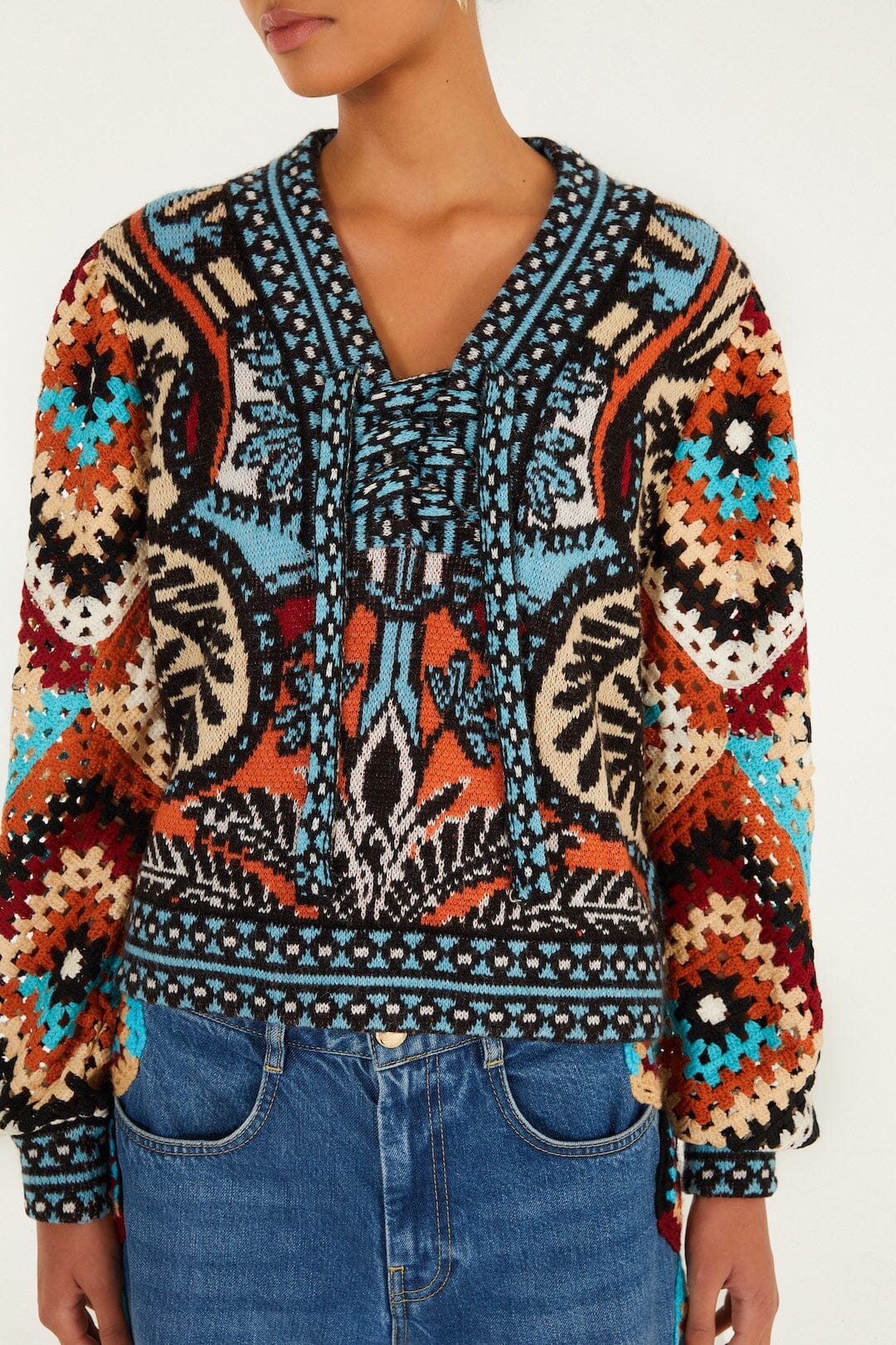 Pull FARM Rio Balamana multicolore, décolleté en V et manches en crochet – vue buste